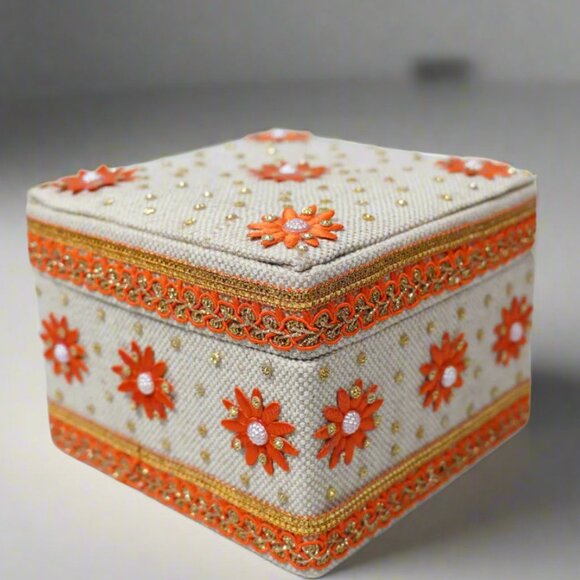 Handcrafted Jute Jewelry Box – Festive Floral Design 🌿✨ - Picture 1 of 6